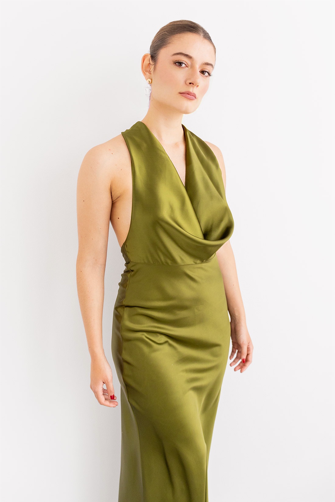 Vestido en Satin Escote Halter Drapeado Olivo imagen 3