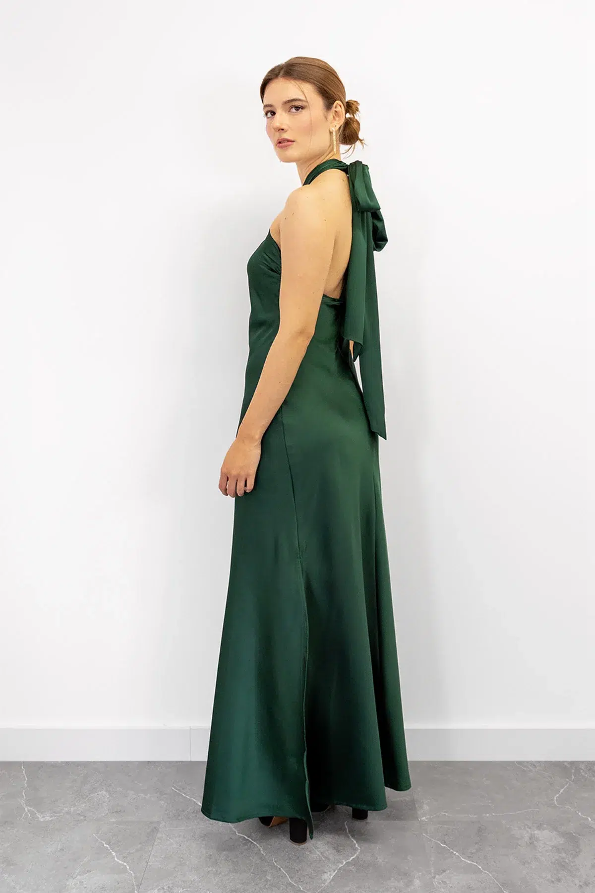 Vestido en Satin Escote Halter con Aplique Verde imagen 2