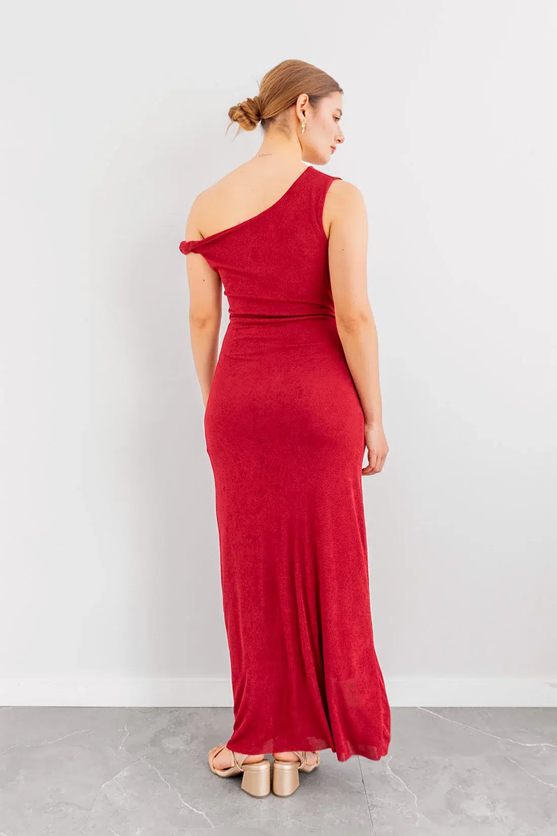 Vestido Ajustado con Aplique Lateral Vinotinto imagen 2