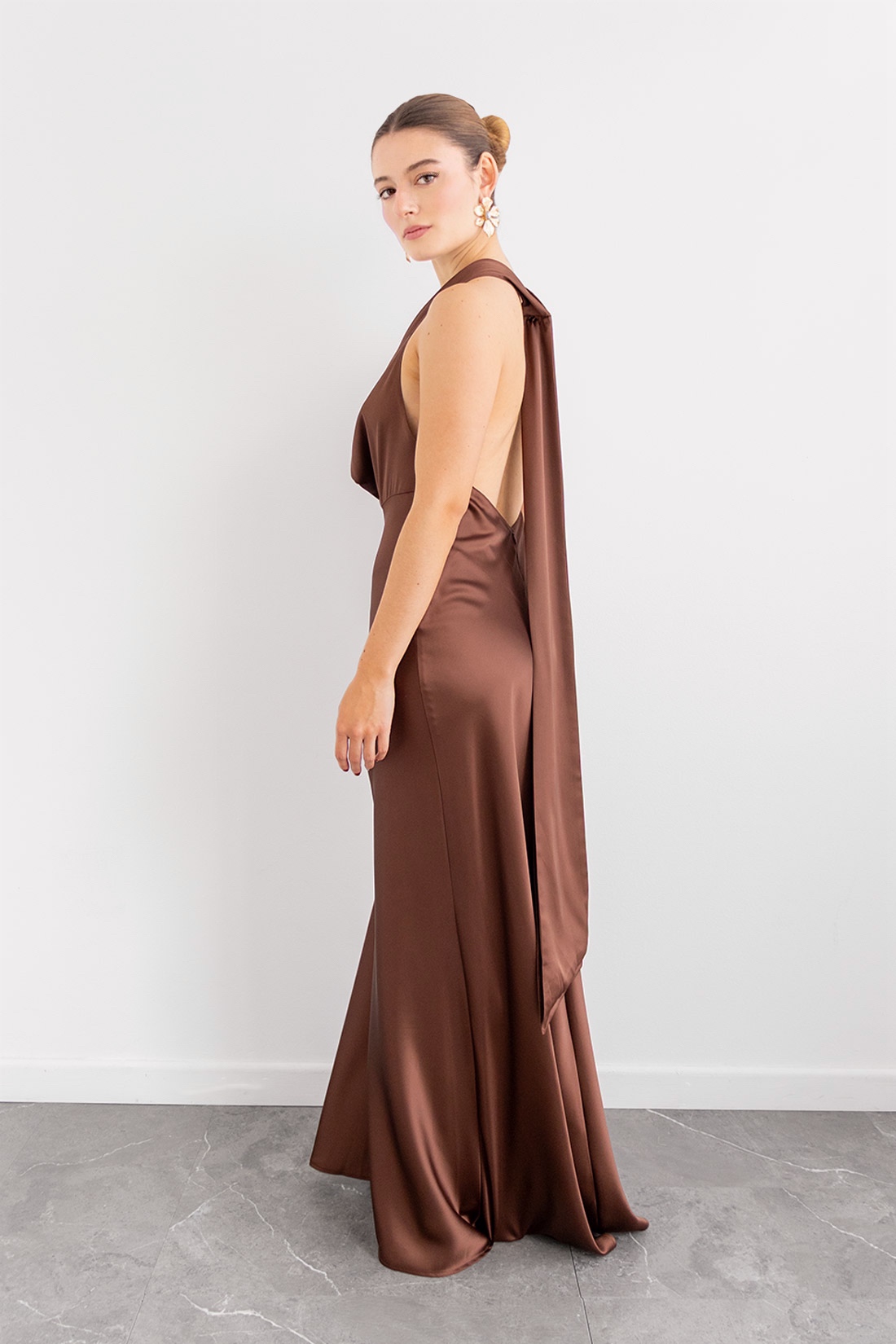 Vestido en Satin Escote Halter Drapeado Marron imagen 2