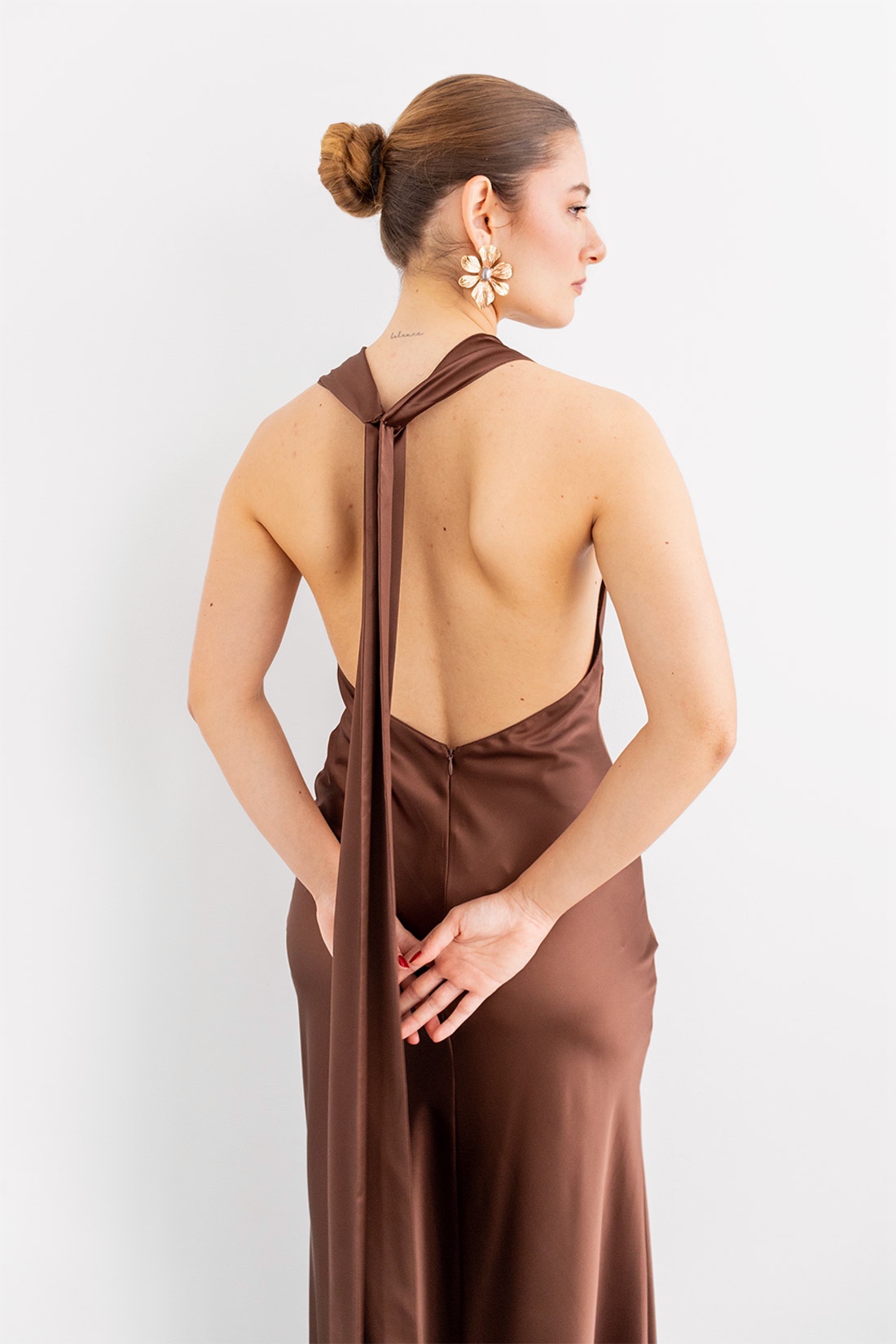 Vestido en Satin Escote Halter Drapeado Marron imagen 4