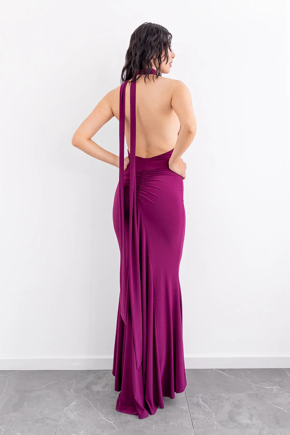 Vestido Ajustado Cuello Halter Vinotinto imagen 2